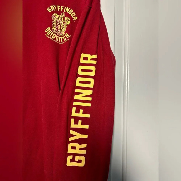 Universal Studios The Wizarding World of Harry Potter Gryffindor House TShirt - Picture 4 of 7